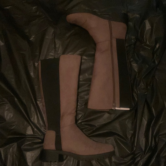 Taupe w/ black accent boots - Picture 1 of 5